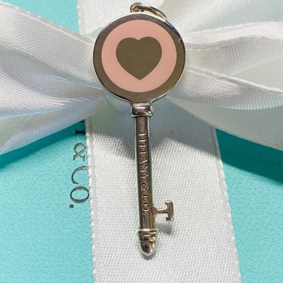 New Tiffany & Co. Tiffany pink Heart Key New York Charm for Pendant Bracelet - Picture 7 of 8